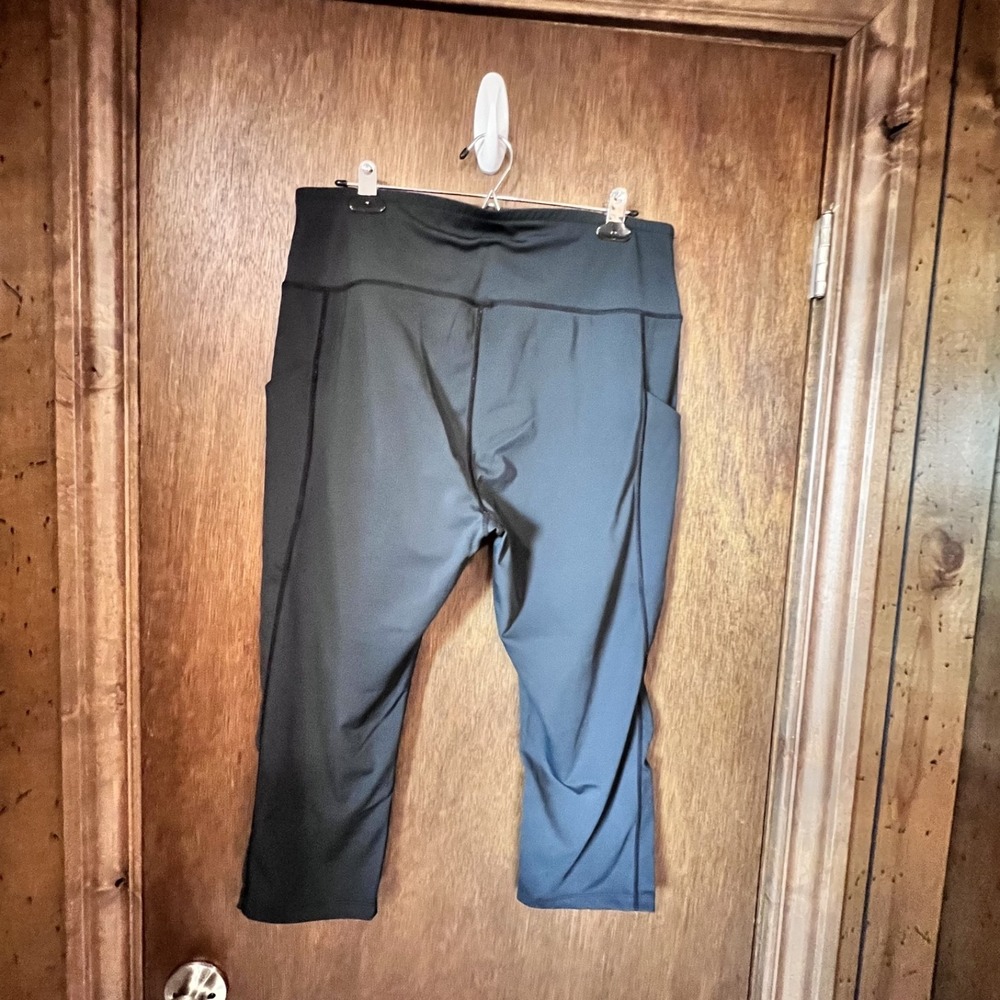 UNBRANDED-Women's Capri Leggings 2 Pair Size 2XL